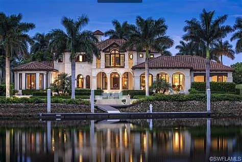 Is Naples Florida a wealthy area?