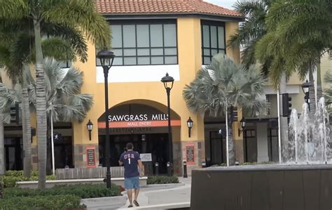 Is Sawgrass mall bigger than Aventura Mall?