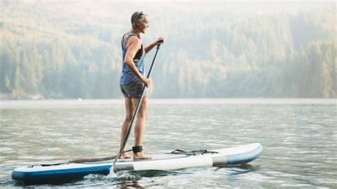 Should You Paddleboard With Bent Knees Or Straight Legs?