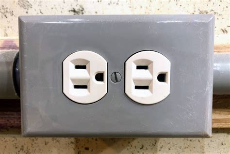 What does a 15 amp outlet look like?