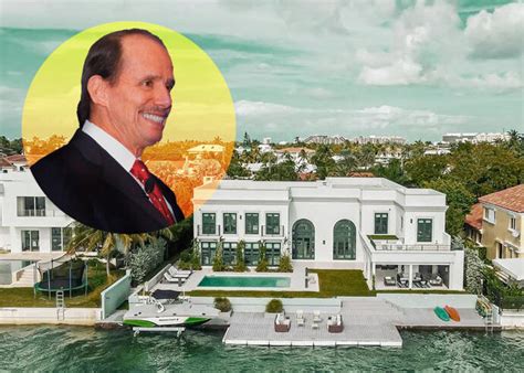 What famous people live on Key Biscayne?