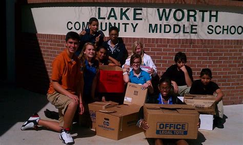 What is the dress code of Lake Worth Middle School?