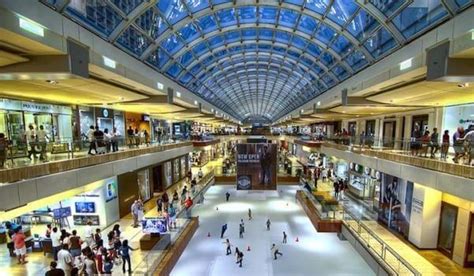 What is the largest indoor outlet mall in the US?