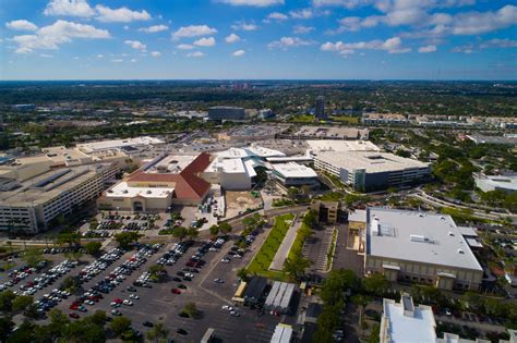 What is the largest outdoor shopping mall in Florida?