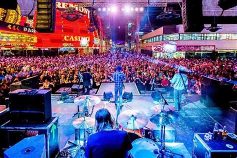 What Time Do The Bands Play On Fremont Street?