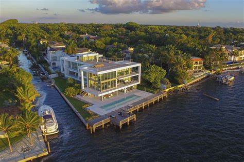 Where do the rich hang out in Miami?