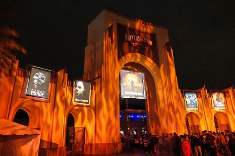 Which Universal park has horror nights?