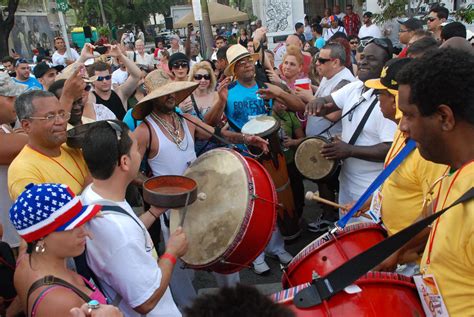 Who is performing at Calle Ocho?