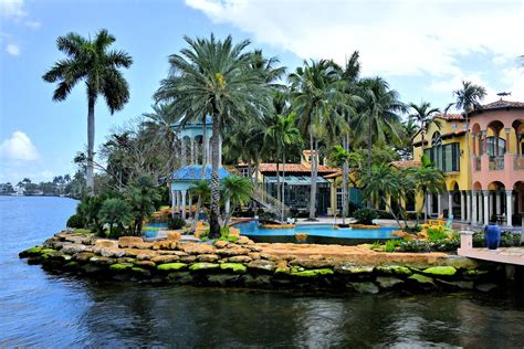 Who lives on Millionaire Row in Fort Lauderdale?