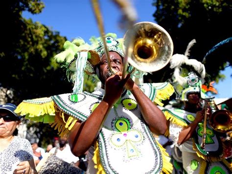 Who participates in Calle Ocho festival?